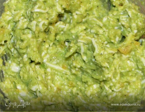 Аккуратно вычистить половинку авокадо ложкой.Измельчить мякоть,добавить тёртые яйцо и сыр.Добавить лимонный сок,соль и перец по вкусу.