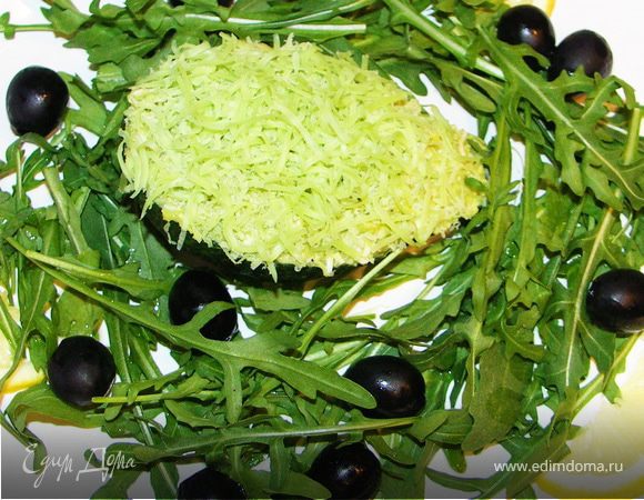 Начинить пустую половинку.Сверху посыпать тёртым сыром.Уложить на тарелку с руколой и оливками.Сбрызнуть лимонным соком.Приятного аппетита!))P.S.Бокал сухого вина не испортит ужин;))