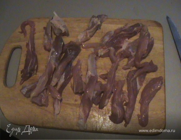 Нарезаем свинину.
Я режу её длинными полосками.
Солим, обваливаем в приправах. Даем постоять 30 минут.