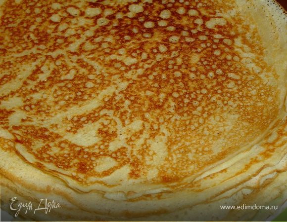 Первым делом выпекаем блины.У каждого есть свой любимый рецепт,я выпекала по своему(кол-во ингредиентов я указала).Их должно быть не менее 10 штук(у меня - 14).