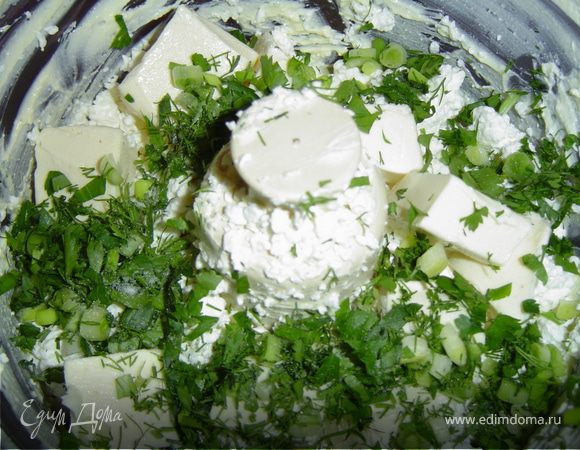 Когда блинчики готовы,принимаемся за приготовление начинки.Я решила сделать четыре варианта начинки.
1.Берем творог,плавленный сыр,сливочное масло и зелень.Все это тщательно измельчаем блендером,предварительно посолив и поперчив.Разделяем эту начинку на две равные части.