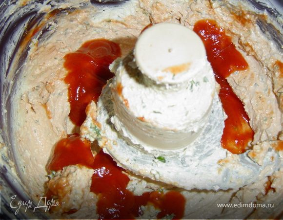 Одну оставляем в таком же виде, а во вторую-добавляем немного кетчупа и перемешиваем.