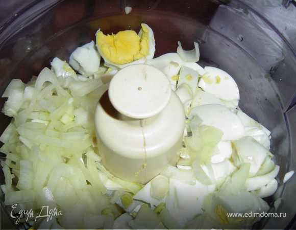 Для третьего варианта берем вареные яйца,лук репчатый и майонез(можно заменить сметаной),и так же как и в первом случае,измельчаем блендером.