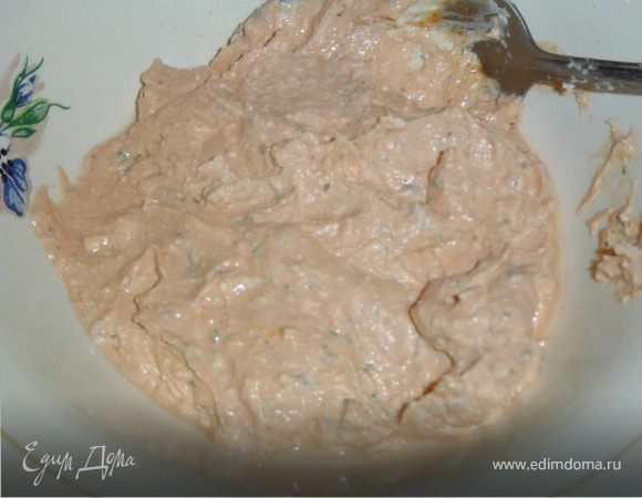 В этот вариант начинки входит печеночный паштет(у меня готовый) и сливочное масло размягченное, которые перемешиваем до однородной массы.