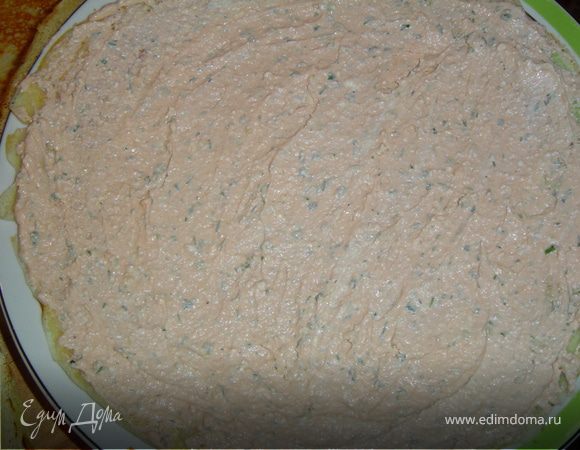 Блины готовы,начинка тоже!Теперь приступаем к приготовлению торта.Для этого смазываем блины разными начинками поочередно и складываем их друг на друга,немного прижимая.