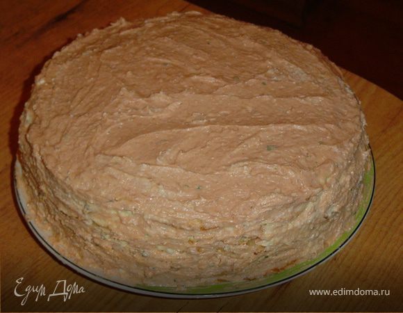 Когда все блины смазаны и сложены,заканчиваем формирование тортика смазав стопку блинов сверху и с боков начинкой из печени.