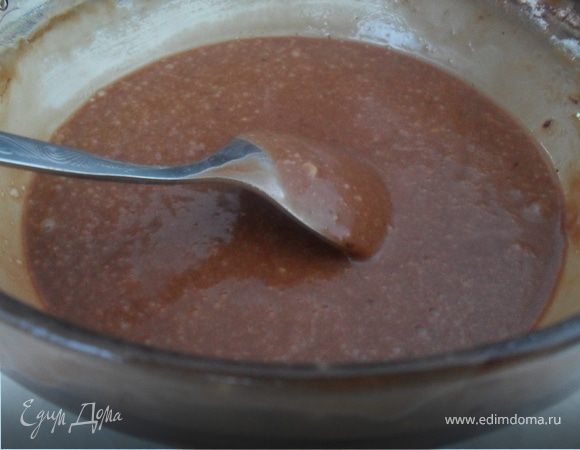 Растопите в микроволновке 50 г масла и шоколад.Взбейте яйца с сахаром в пену, добавьте муку, соду, кофе, шоколадно-масляную смесь и еще 50 г масла. Все тщательно перемешайте, добавьте какао, и еще раз хорошо перемешайте.