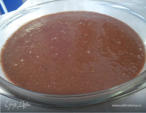 Форму для микроволновки смажьте маслом, вылейте 1/3 теста. Поставьте в СВЧ на максимальную мощность на 3 минуты. Таким же образом выпеките еще 2 коржа.