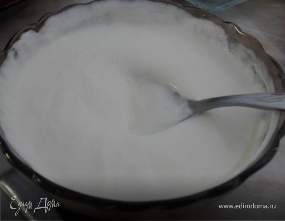 Для крема смешать сметану с сахаром.