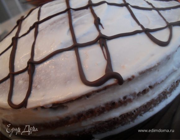 Растопить шоколад, выдавить им фигурки на фольгк или лист пергамента и убрать в холодильник до застывания. Или нанести рисунок сразу на торт.Убрать торт в холодильник для пропитки на несколько часов.