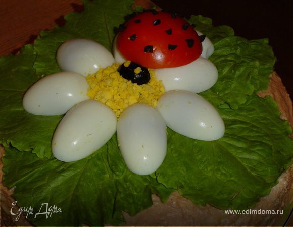 На ромашечку усадила "божью коровку" из помидора и маслины.Вот и получился очень летний тортик!