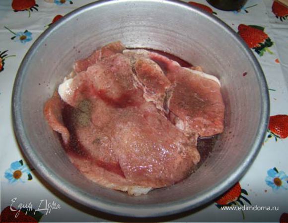 Кусочки корейки сложить в миску, посолить, поперчить, залить красным вином и оставить на 20 мин.