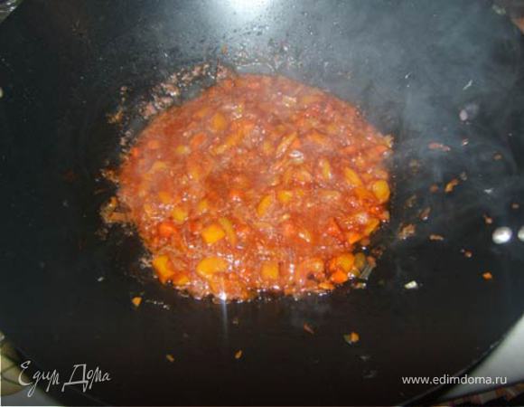 Лук обжарить в небольшом количестве масла, добавить морковь, перец и протушить всем вместе около 10 мин. Добавить кетчуп, соевый соус, сахар, если есть - ананасовый сок.