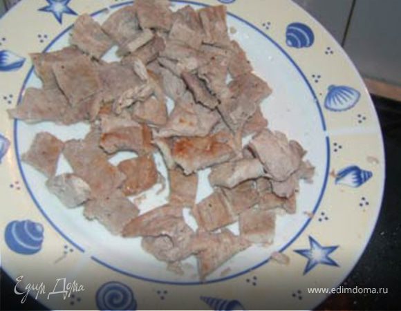 Мясо обжарить по 5 мин. с  каждой стороны и нарезать небольшими кусочками.