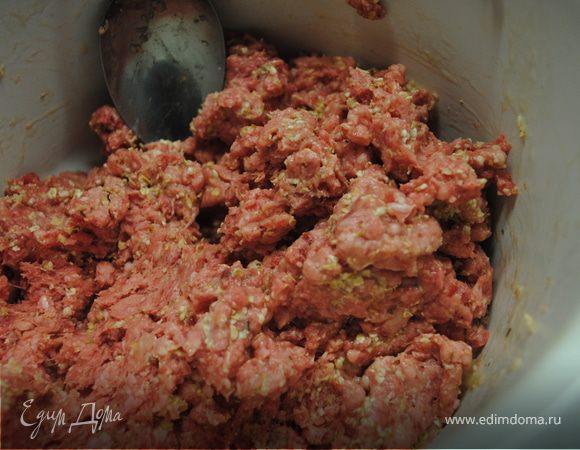Приготовить фарш:
Овсяные хлопья измельчить. Мясной фарш соединить с овсяной мукой, яйцами, специями, солью. Все перемешать.