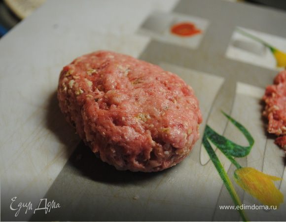 Защипнуть края фарша так, чтобы сыр остался внутри.