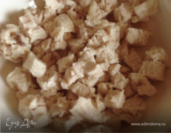 Отделяем листья капусты и бланшируем их.Грибы и лук нарезаем, и обжариваем их на растительном масле.Отварную курятину нарезаем кубиками