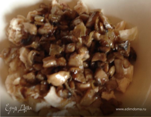и смешиваем с грибами и луком.