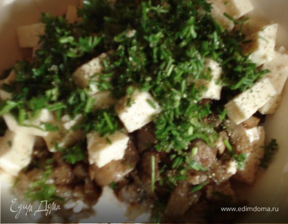 Брынзу также нарезаем кубиками, а зелень измельчаем. Все ингредиенты соединяем и перемешиваем, посолив и поперчив по вкусу.
