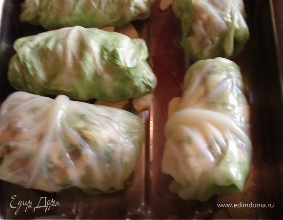 На противень кладем сливочное масло, наливаем немного кипяченой воды, и выкладываем наши "голубцы". Запекаем в духовке 20-25 минут при температуре 160-170 гр.