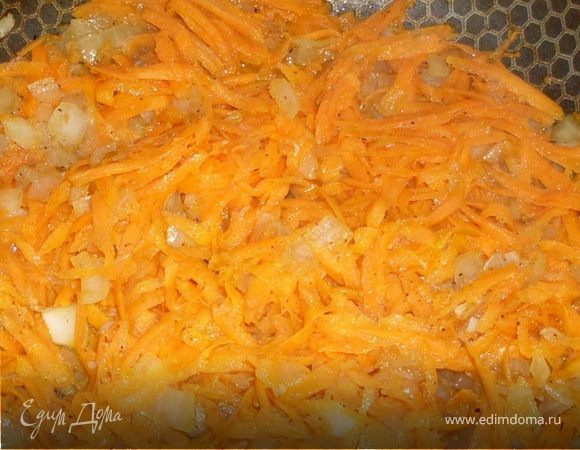 Жарим лук с морковкой