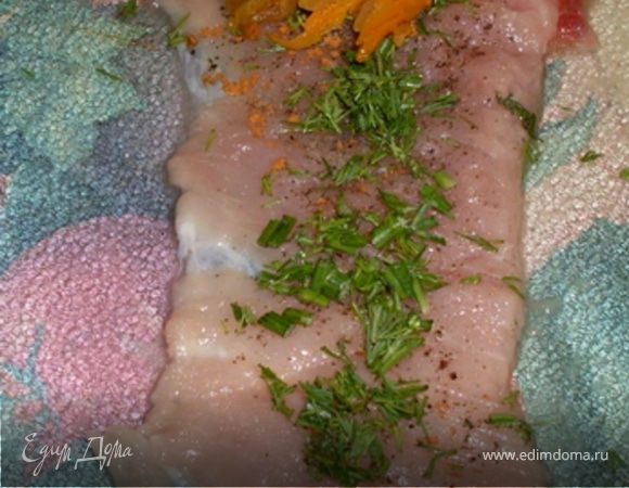 Отбить кусочки свинины, посолить, поперчить и положить начинку