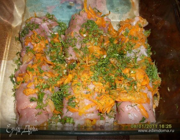 Посыпать оставшейся начинкой и зеленью