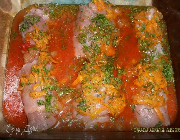 Заливаем домашним томатным соком ( я обязательно готовлю его летом) и ставим в духовку до готовности мяса