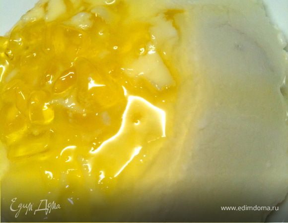 1. Желатин замачиваем в молоке минут на 40
2. Творог взбиваем с йогуртом.
3. Взбиваем белок до образования устойчивой пены (пиков).
4. Вводим белки в творожную массу
5. Ставим молоко с желатином на плиту, разогреваем, постоянно помешивая. НЕ кипятим!
6. Выливаем горячее молоко с желатином в творожно-белковую массу. Даем остыть.
7, Добавляем фрукты и нарезанный мелкими квадратиками мармелад. (его кстати тоже легко сделать дома)
8. Убираем в холодильник минимум на 3 часа.