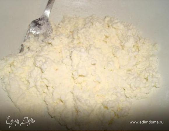 Желатин растворить в сливках в соответствии с рецептом на упаковке. В моем случае 1 пакетик желатина (10 гр.) рассчитан на 0,5 л жидкости. Поставить на медленный огонь. Творог измельчить вилкой или протереть через сито.