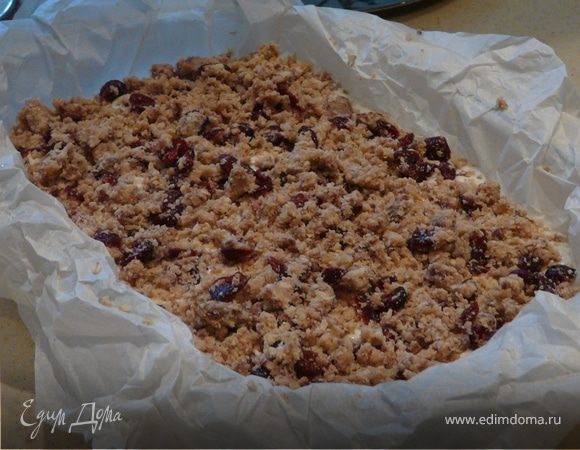 Смешать ингридиенты для теста и прокрутить в комбаине до однородной массы. Поделить на 2 части. Одну выложить на дно формы (на бумагу). Испечь при 175С 12 минут, охладить.
Начинка: все ингридиенты смешать, вылить на тесто, покрошить сверху оставшееся тесто. Допечь еще 40 мин. Остудить и поставить на холод на пару часов. 
