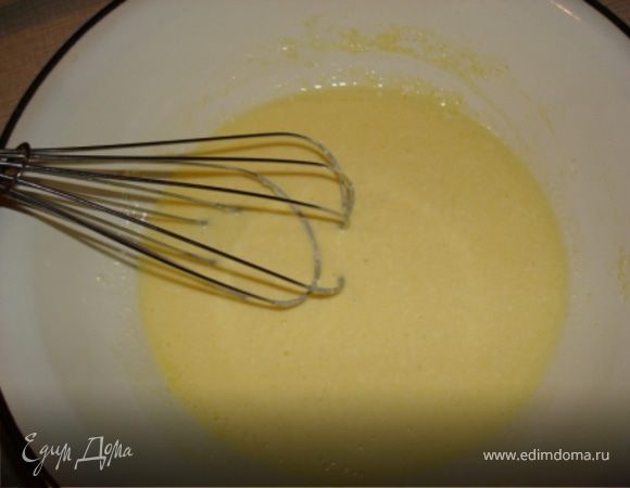 Добавить в творог немного куркумы для цвета, сахарной пудры и персикового сиропа.