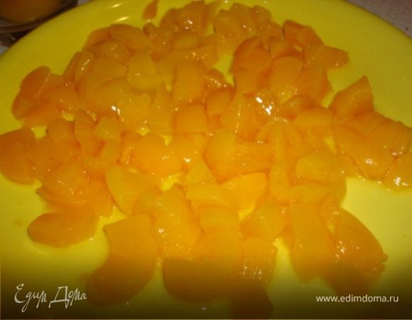 Персики измельчить небольшими кусочками.