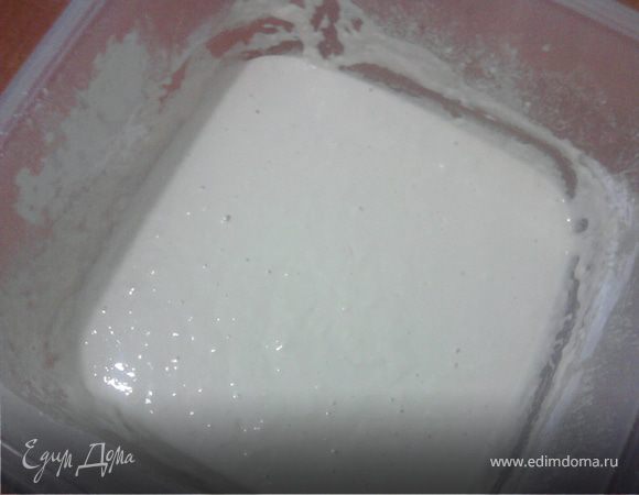В другую миску наливаем 300 мл. тёплой воды. Добавляем сахар, соль, масло и перемешиваем до полного растворения кристаллов. Затем вбиваем 1 яйцо и перемешиваем.Вливаем готовую опару.Всыпаем 300 гр. муки,просеивая через сито, это сделает тесто воздушным и пышным. Замешиваем ложкой.Накрываем тесто крышкой и ставим в тёплое место примерно на 1 час.