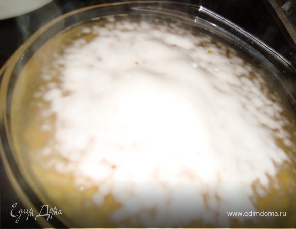 После чего промыть горох, залить холодной водой и варить 40 минут, постоянно снимая пену.