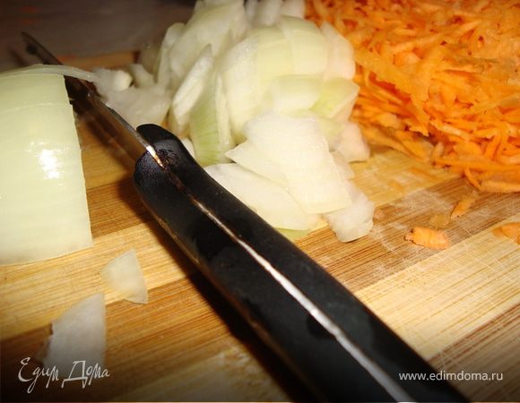 Мелко нарезать лук, натереть морковь...