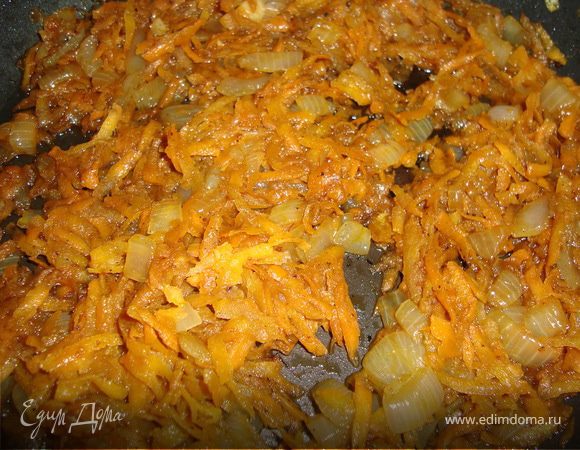 ... и соевый соус. Жарить еще 5 минут и выключить.