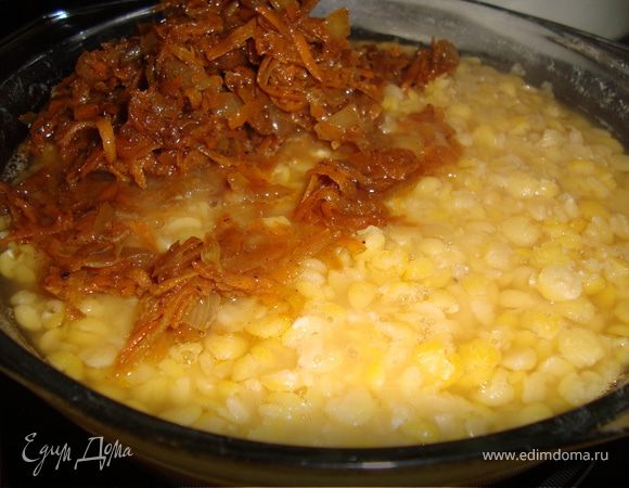 Когда горох почти разварится, добавить к гороху сладкую поджарку и на медленном огне довести до готовности.