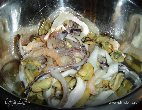 Размораживаем "морской коктейль", добавляем соевый соус и солим морской солью, оставляем на полчаса.