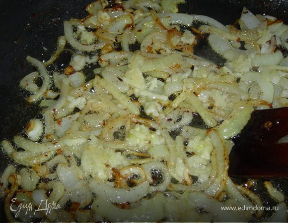 Нарезаем лук, чеснок и обжариваем их на оливковом масле.