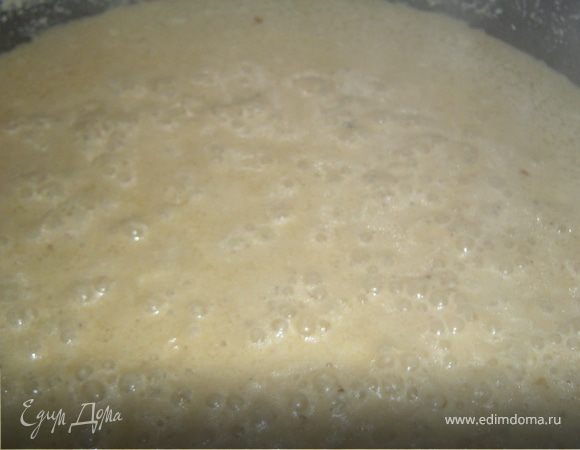 К обжаренному луку с чесноком добавляем сливки, немного соевого соуса (0,5 ложки),перец (черный и чили) и тушим 3-4 минуты.