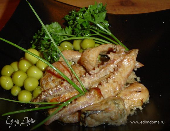 Обжариваем "морской коктейль" в течении 5 минут, к нему добавляем соус и протушиваем в течение 2 минут. Блюдо готово к употреблению!