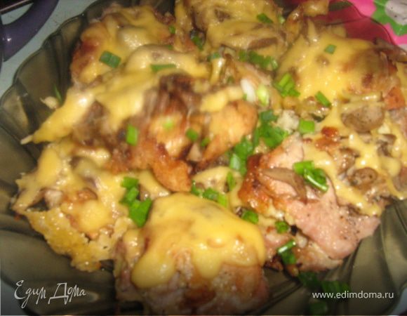 С грибов убрать лишний жир, разложить на отбивные. Сыр нарезать ломтиками или крупно натереть, выложить на грибы  и в духовку. Сыр должен расплавится, можно подержать пока он  местами схватится золотистой корочкой. Подавать. Приятного аппетита!