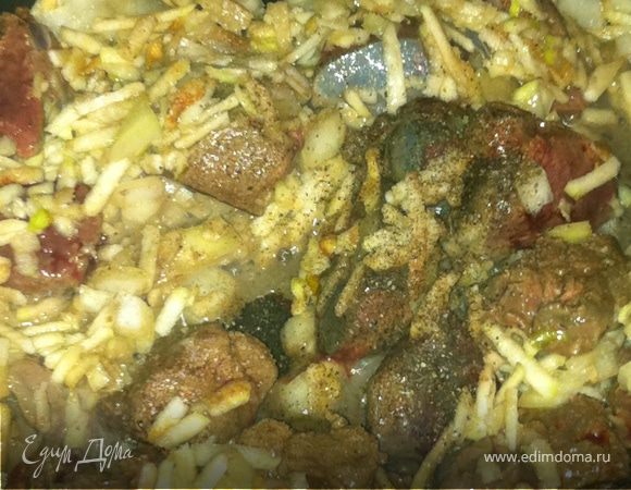 Печень промыть, почистит, порезать на кусочки, яблоко избавить от сердцевины и натереть на крупной терке, лук нарезать мелко. Все это отправить на сковородку. Солим, перчим и готовим так, чтоб сок из яблок на 70% выпарился и печень хорошо прожарилась со всех сторон.