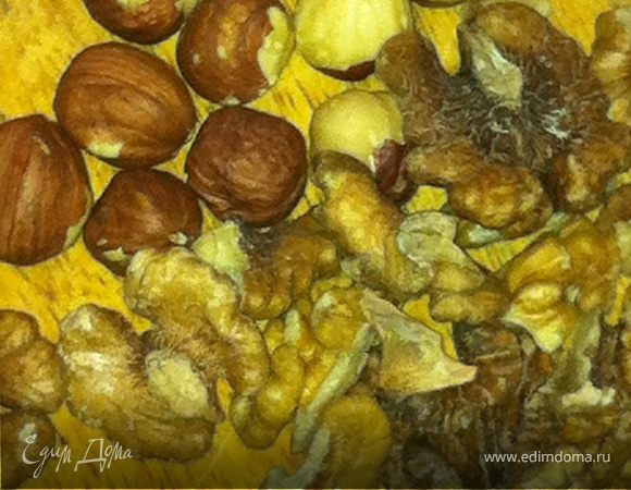 Тем временем накрываем орехи пищевой пленкой или кладем в пакет и молотком для отбивания мяса измельчаем, но не в труху.