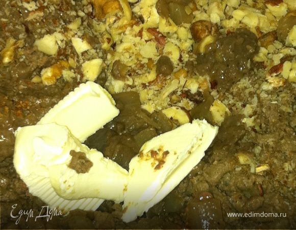 Содержимое сковородки и чеснок отправляем в мясорубку, добавляем в прокрученный паштет измельчённые орехи и мускатный орех, размягченное сливочное масло ,все тщательно перемешиваем и убираем в холодильник! Все! Можно есть! Вкус получается с нежной кислинкой, очень необычно и вкусно! Перед подачей украсим орехами и петрушкой. Приятного аппетита!