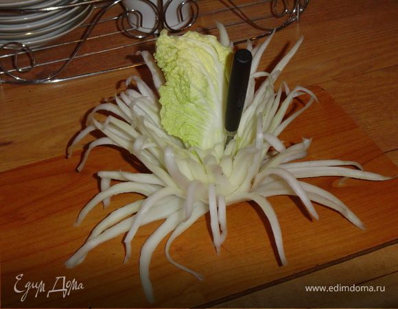 Для дальнейшей работы нам нужен карбовочный нож, по другому его можно назвать резец. С помощью этого ножа мы формируем "лепестки" хризантемы. Карбовочным ножом делаем высечки по толстым
прожилкам листьев, направляя нож от верхнего среза листа к нижнему, не доходя до основания 2-3см.