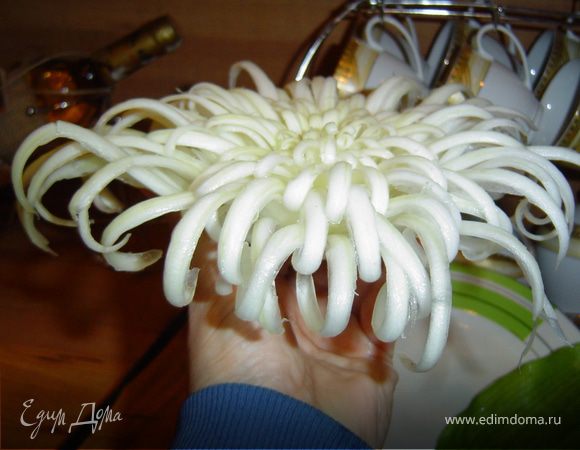 Если кончики лепестков будут достаточно тонкие,то в воде они красиво загнуться.