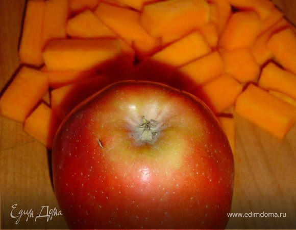 Тыкву очищаем и нарезаем небольшими кусочками,