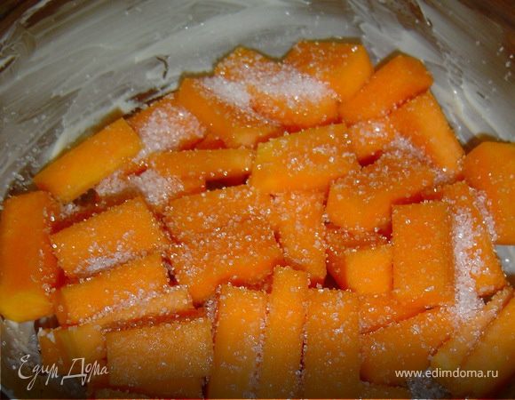 укладываем в сотейник, смазанный маслом и посыпаем сахаром.